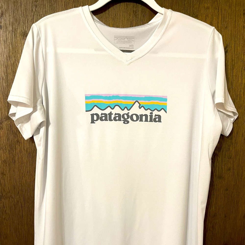 Women’s Patagonia Capilene logo base layer, short sleeve, v-neck, size XL, white
